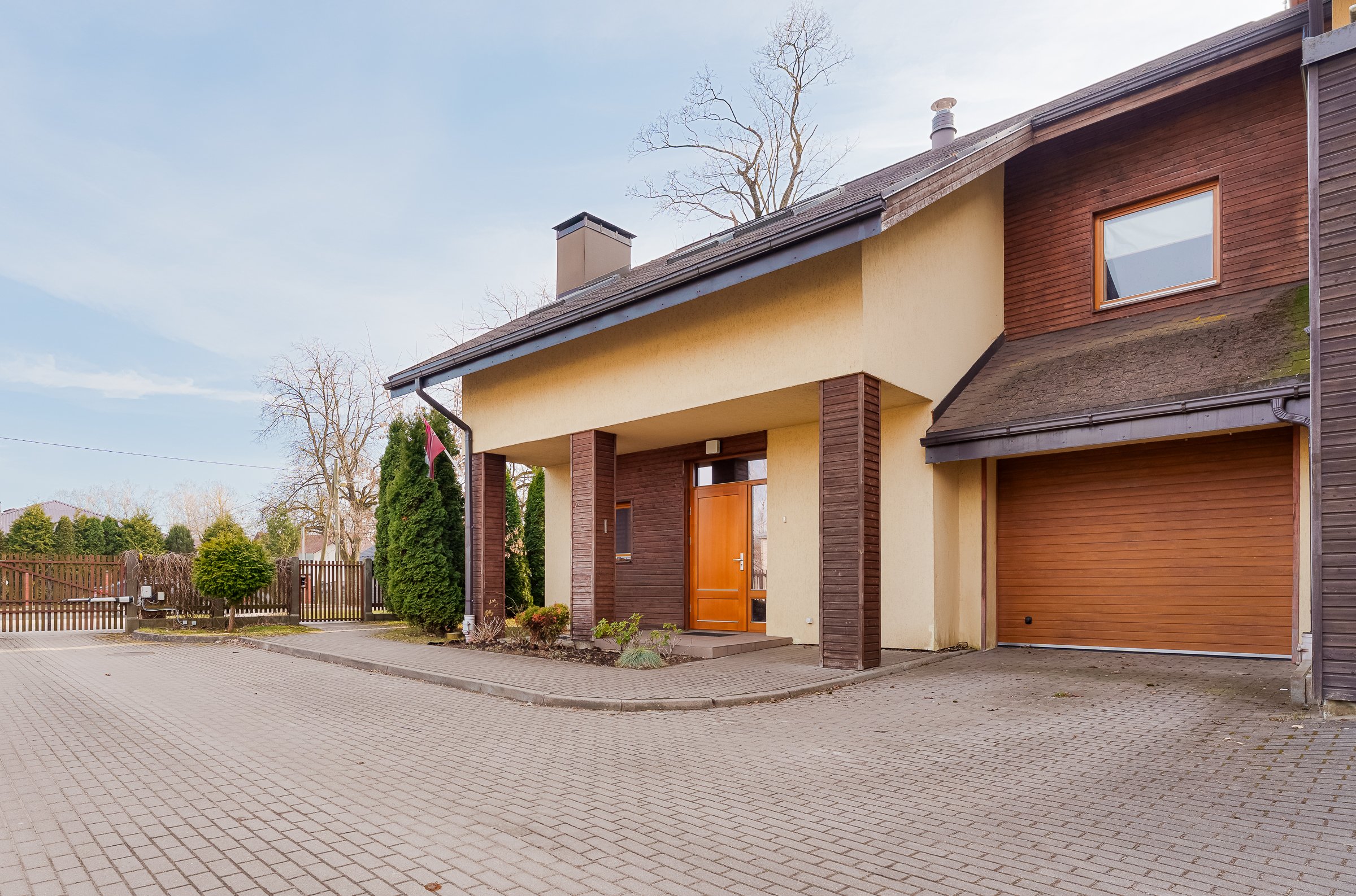 Gaiša rindu māja Ziepniekkalnā